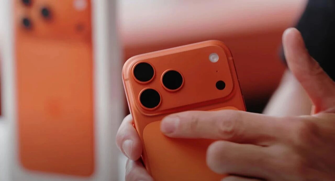 iPhone17 Pro Max开箱第一眼：这橙色亮到让我傻眼！