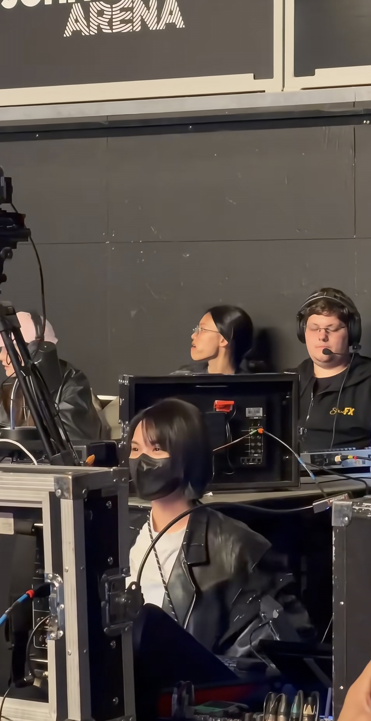 杨丞琳现身李荣浩演唱会，素颜戴口罩依旧很美，大方甜蜜比心饭撒