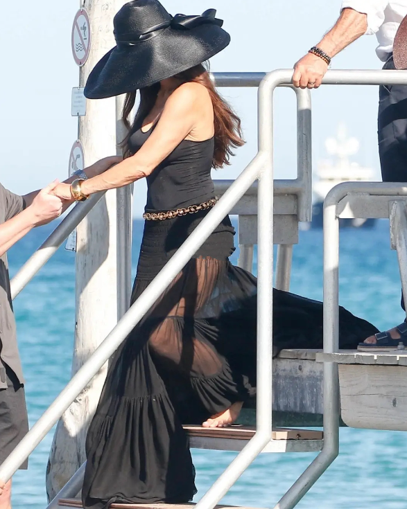 劳伦桑切斯在圣特罗佩，穿黑色长裙戴超大宽檐帽好美，贝佐斯却穿拖鞋