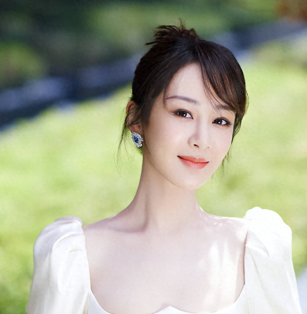 新剧被抄袭热搜翻车、疑似被平台压热度、无戏拍,90后小花落差大