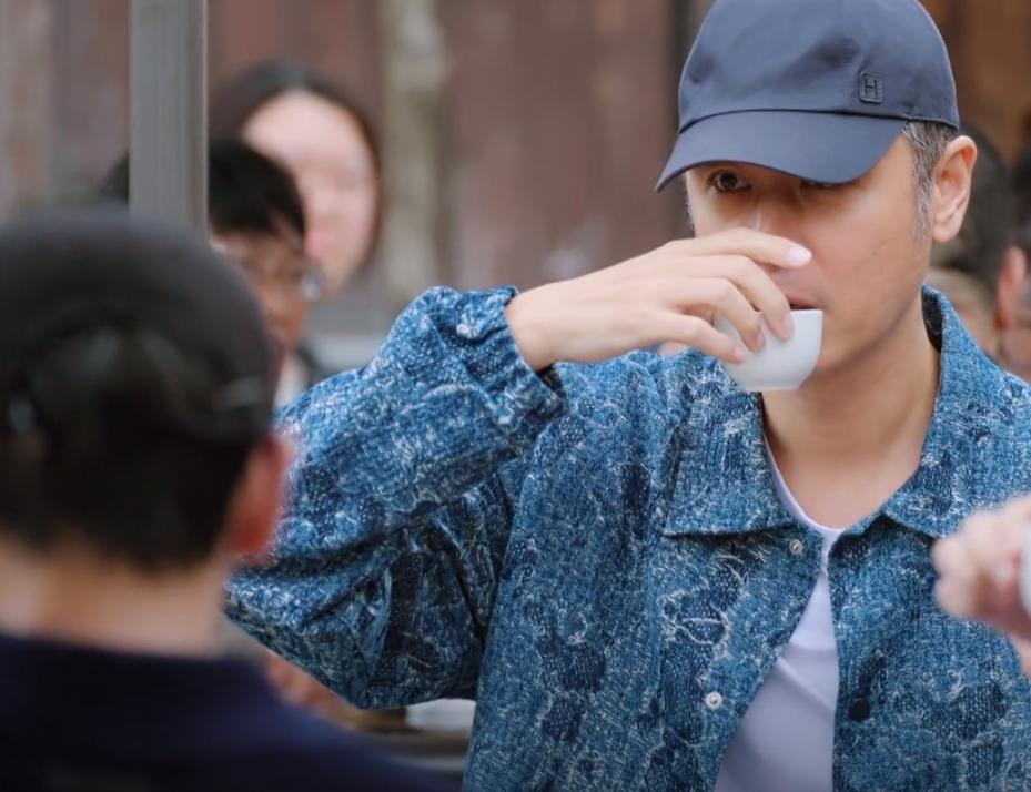 任重《向往生活》官宣已婚，和女星保持距离，用手机和孙骁骁聊天