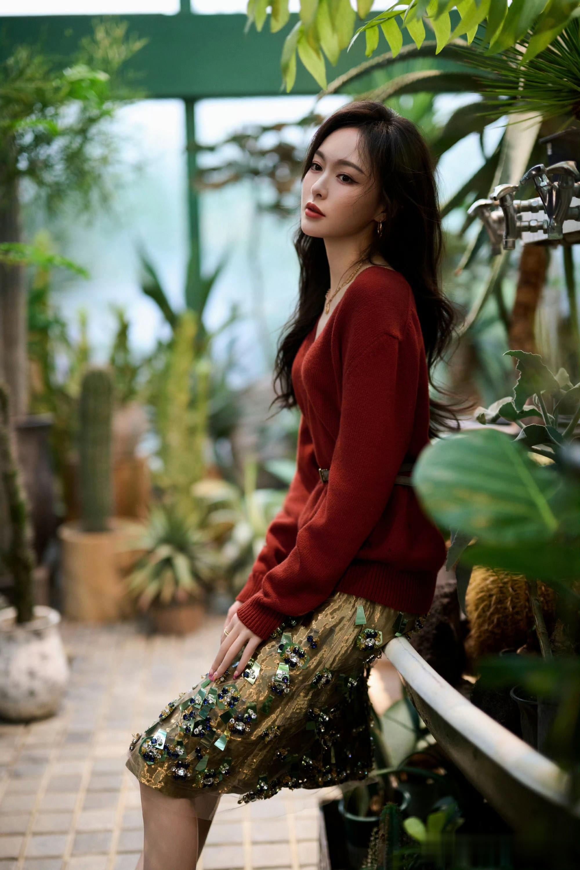 唐嫣红衫配花裙，植物园里的复古缪斯