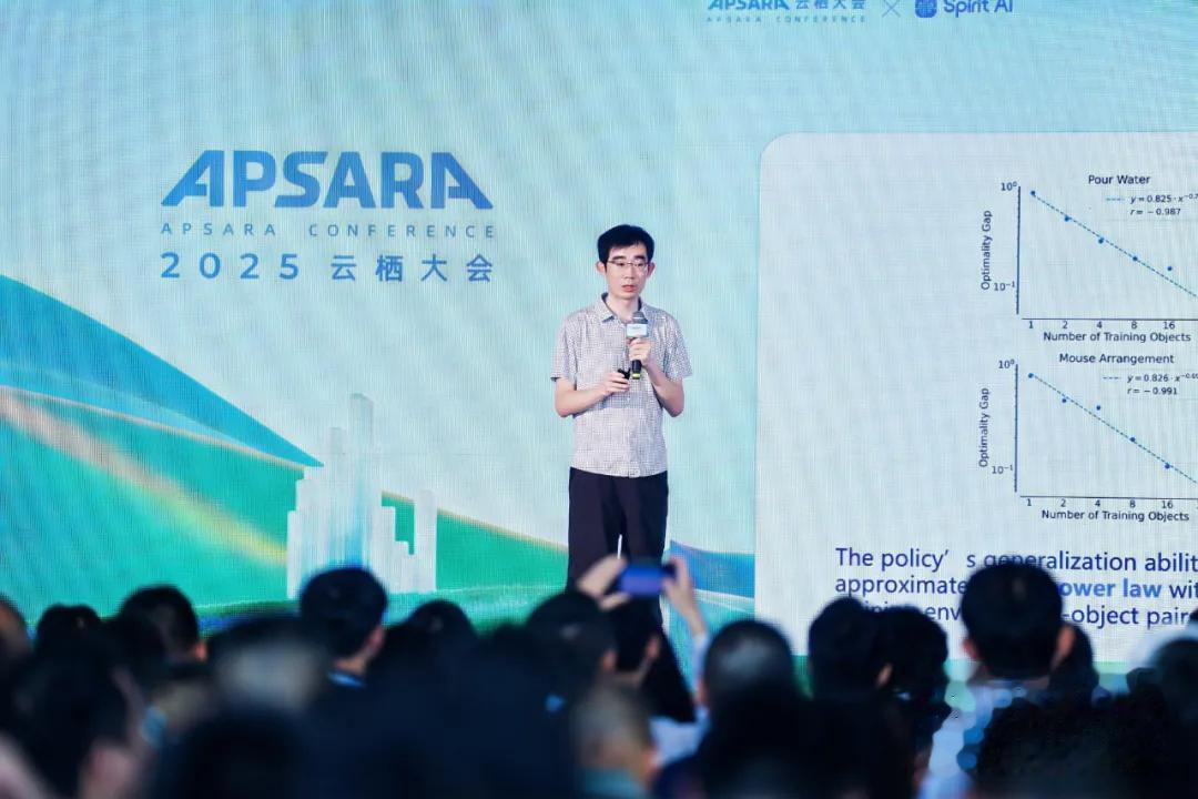 在具身智能的岔路口,这场论坛把数据、模型、Infra聊透了