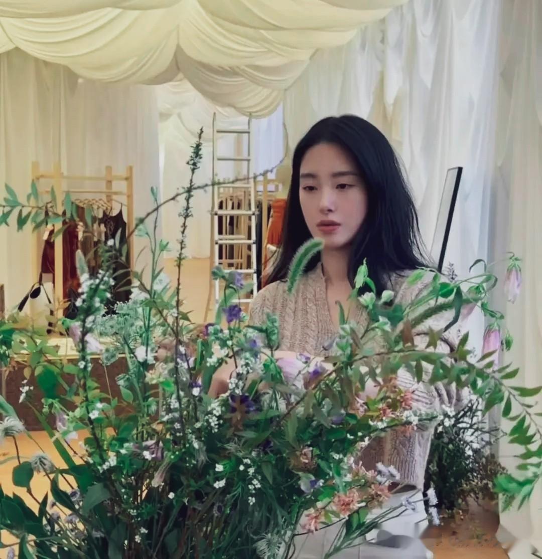 谁才是主角？杨采钰义卖会现场，身旁妈妈一身大牌，美到全场惊呆