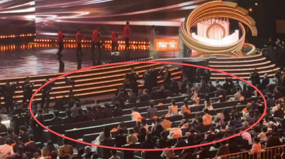 微博之夜明星组团罢工，杨幂成为众矢之的，工作室9个字讨说法