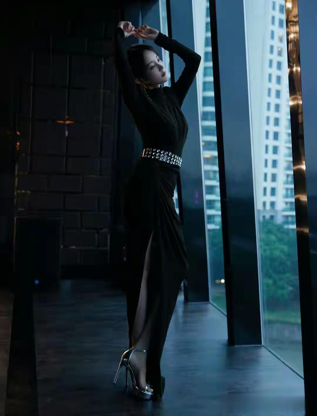 李一桐黑色压纹套装飒感拉满，又美又撩太惊艳