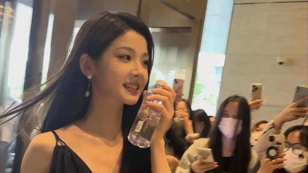 张淼怡黑长直造型引全网热议，形象转变获盛赞