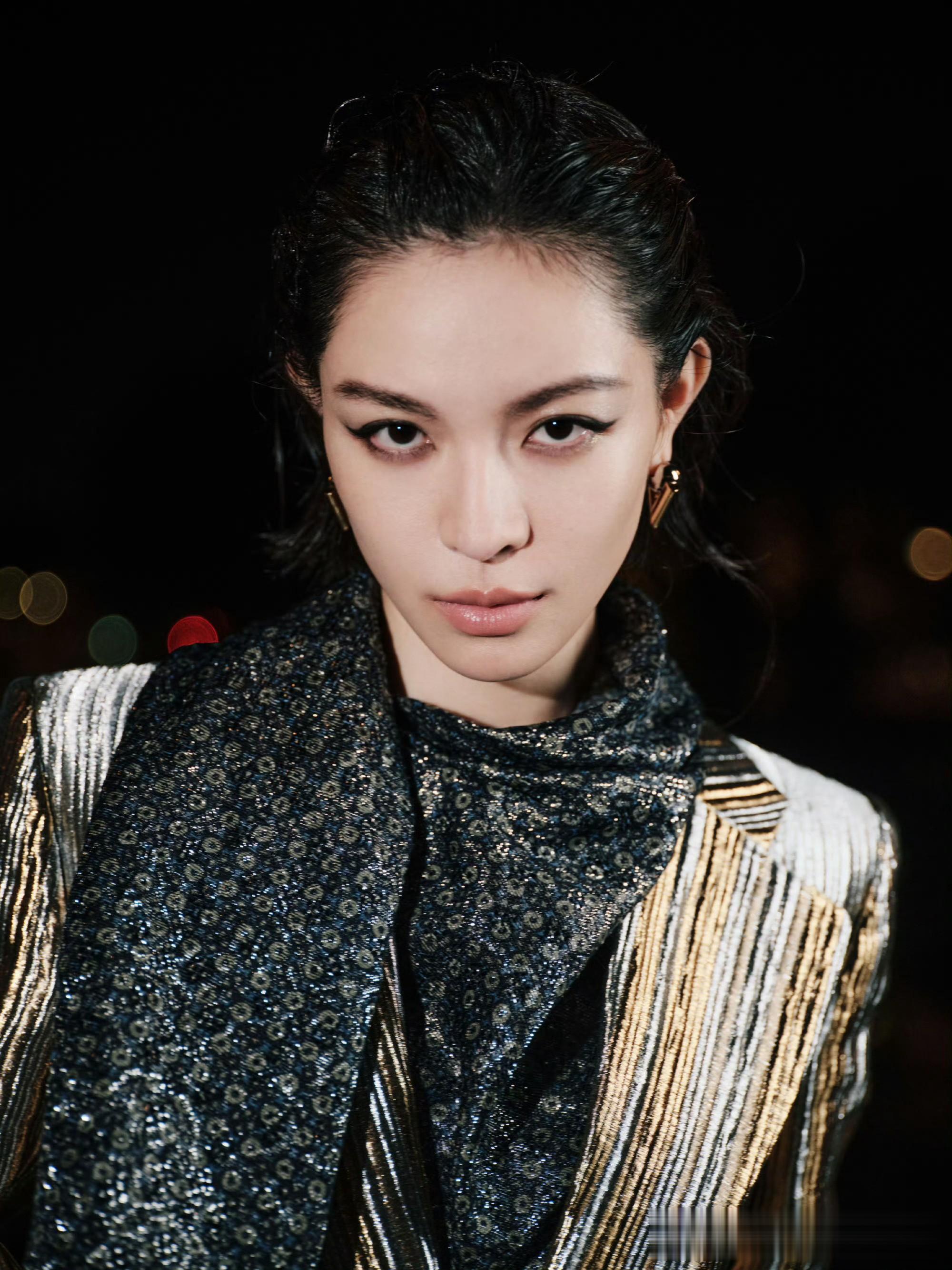 钟楚曦LV大秀金丝西装湿短发吸睛