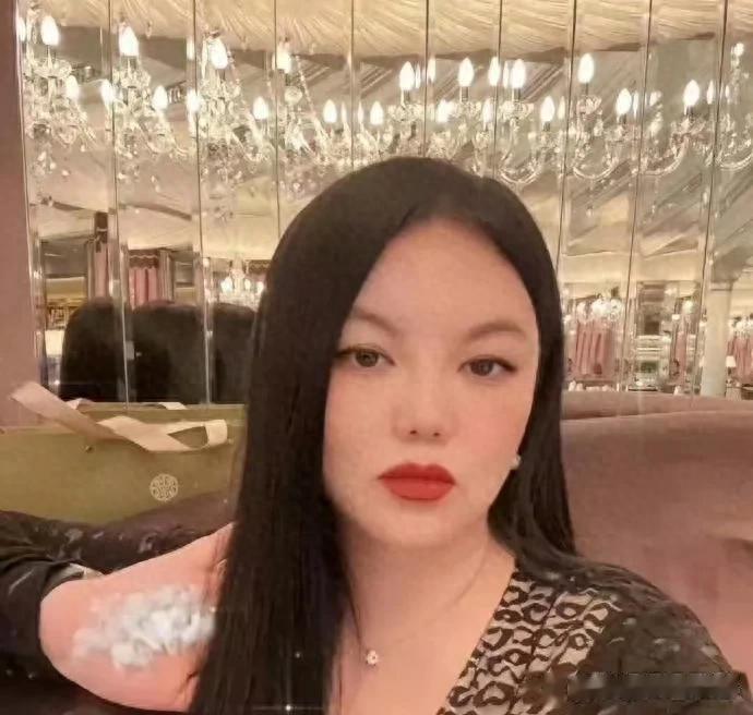 李湘回长沙娘家像酒店大堂，网友全盯着她身后那个楼梯看傻眼。