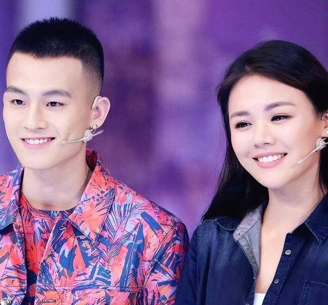 马思纯欧豪时隔7年再同框,男方活动上偷瞄女方,网友:希望复合