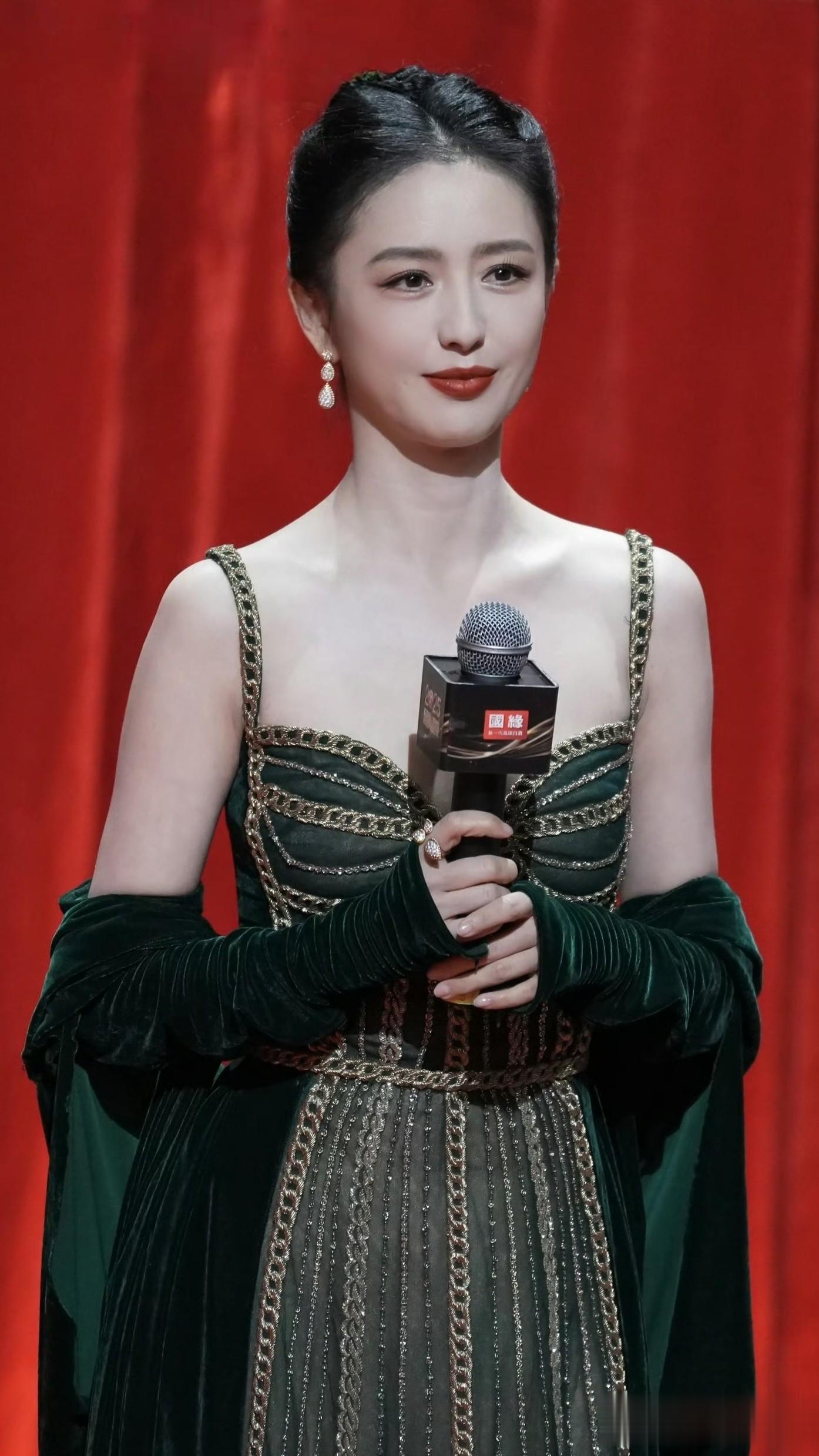 佟丽娅国剧盛典红毯造型，温婉如水的丫丫