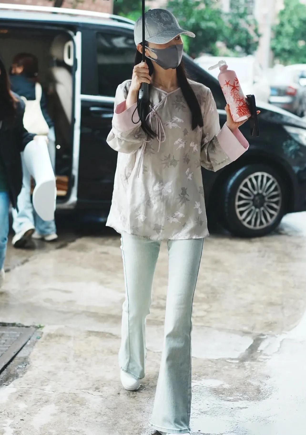 刘诗诗带火了一种减龄穿搭：新中式刺绣上衣+阔腿裤，减龄又高级