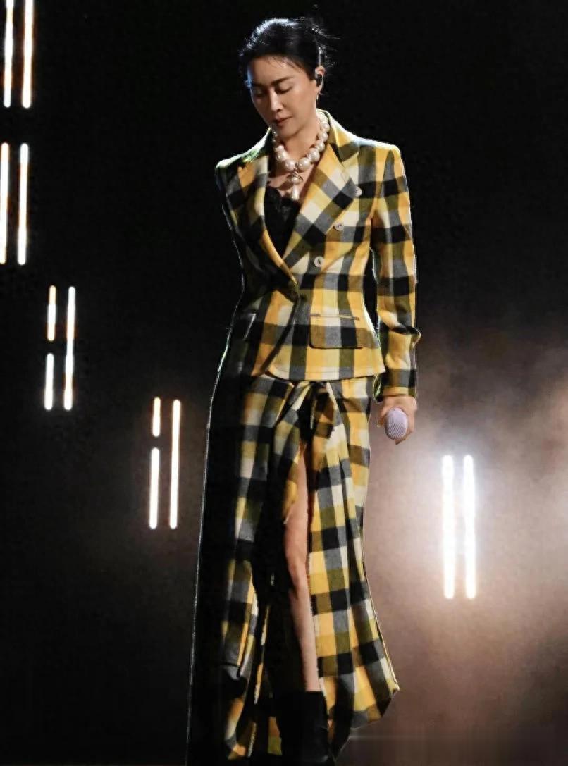 57岁那英穿格纹裙真养眼，佩戴大串珍珠项链，配色亮眼真的显高级