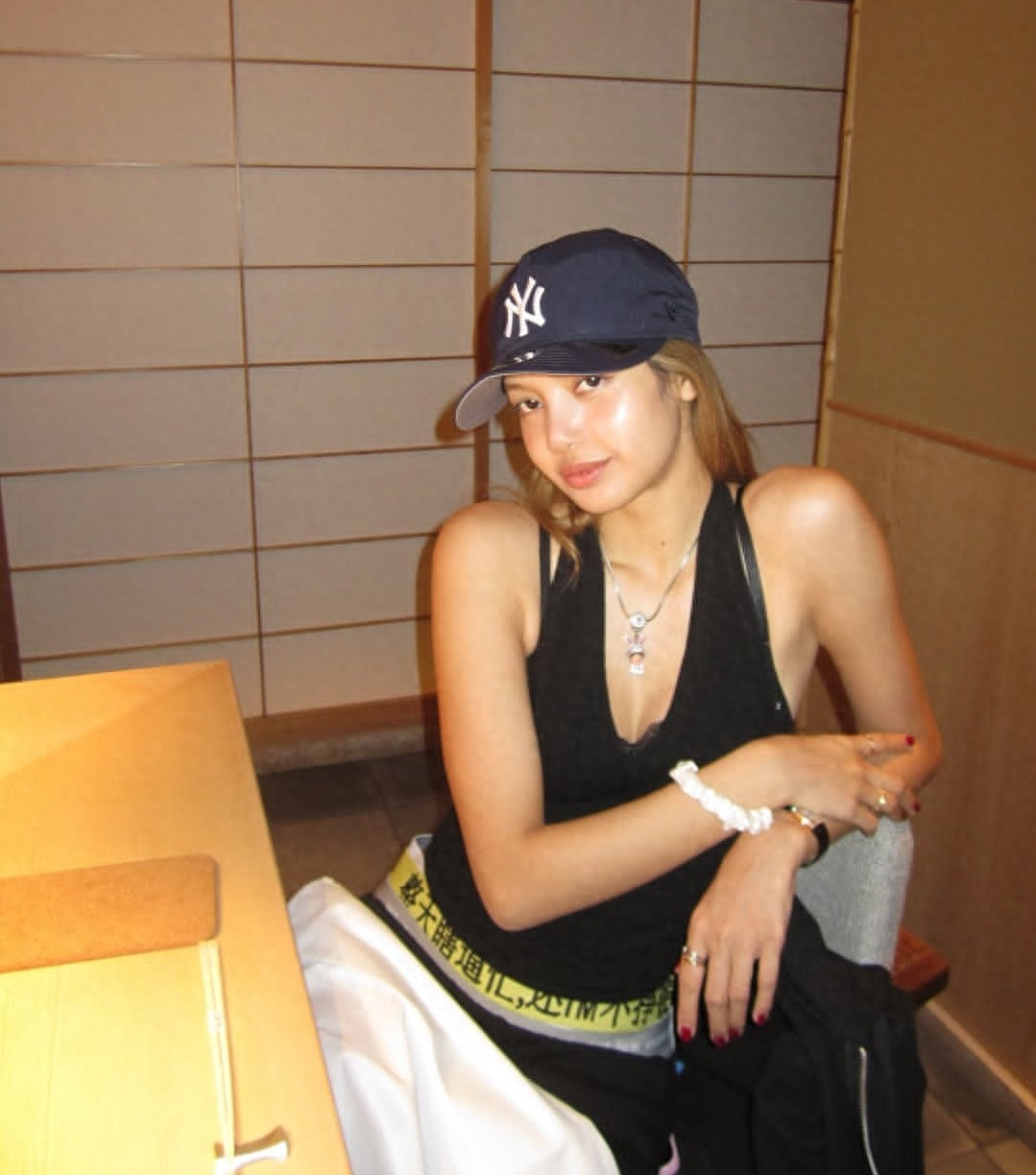 看Lisa在东京吃一顿寿司的价钱,就懂了她是怎样理解裤子上的中文