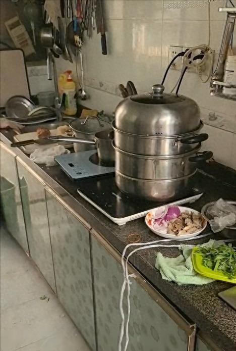 演员王东近况曝光：一家5口挤小烂房，21岁大儿子在家赤裸，有病