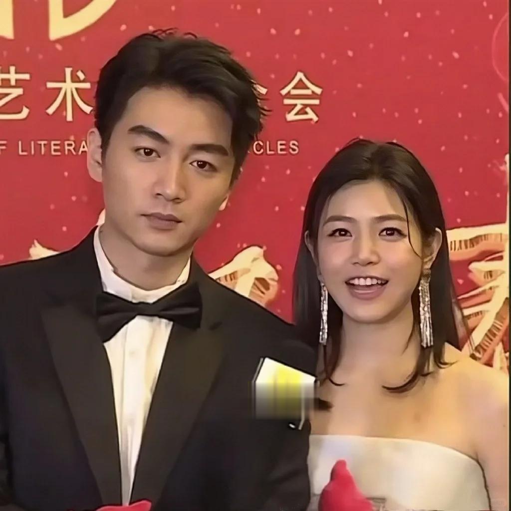 陈晓线下宣传新剧，面黄肌瘦满口黄牙太显老，网友：陈妍希离对了