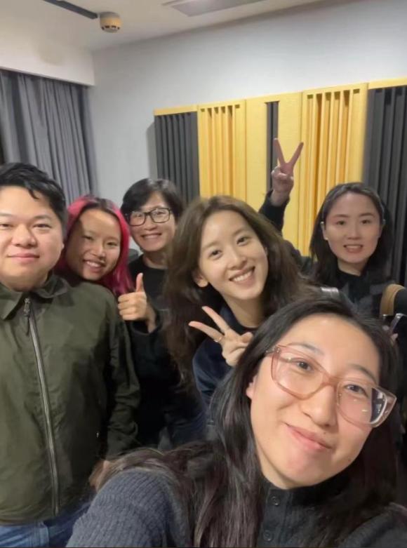 章泽天工作进度真快！首录播客第一期嘉宾是刘嘉玲，3亿豪宅超大