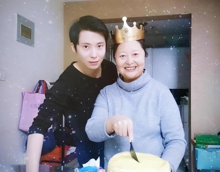 曾身价过亿，二婚娶小18岁京剧名家，71岁孤身一人，儿子他成骄傲