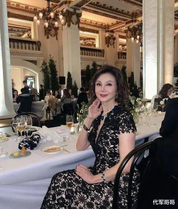 离婚30年后,从豪门弃妇到纳斯达克敲钟人,69岁谢玲玲成为人生赢家