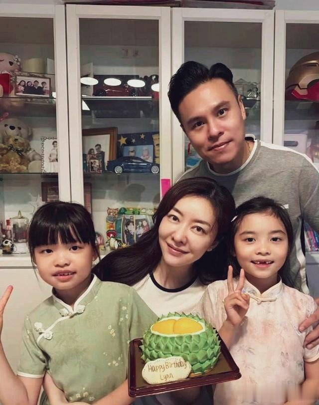 羡慕哭!45岁熊黛林被宠成公主,婆婆亲临庆生,这家庭太圆满!