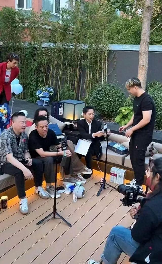 这就是格局！汪小菲家中宴请宾客，给亲朋好友授课，围着吃烤全羊