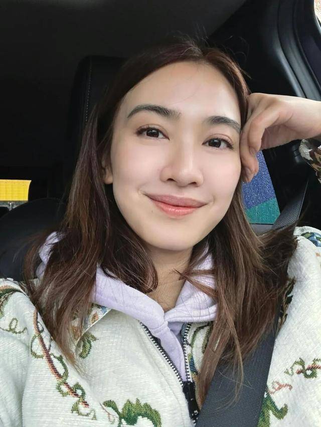 TVB前当家花旦晒与老公亲密合照,续约大台,网民期待复出