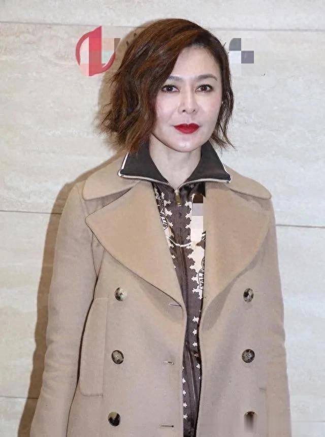 63岁关之琳科技美后大变样！穿棕色大衣内搭印花套装，高级又洋气