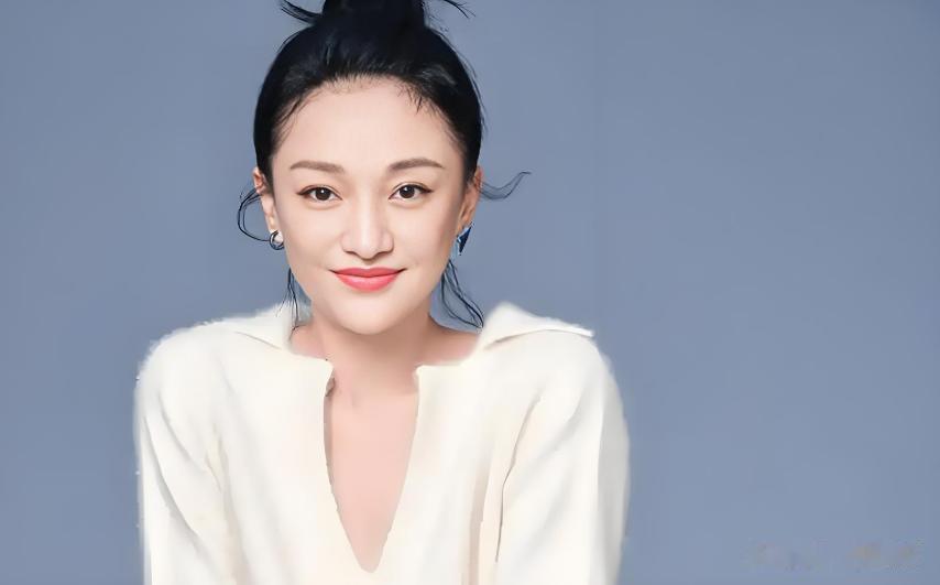 51岁周迅在巴黎时装周,满头白发不修边幅,网友太真实,太随性