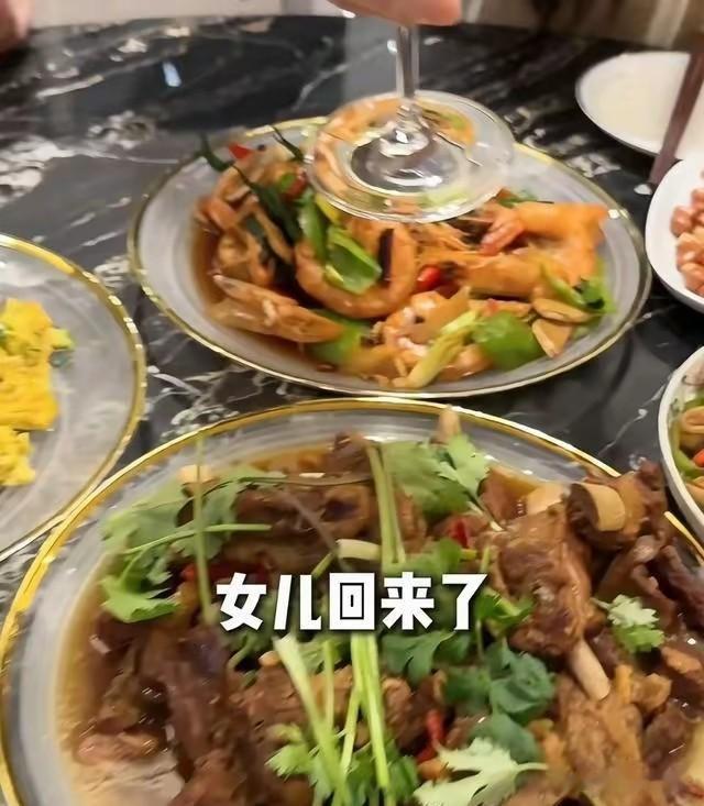 秋瓷炫拍戏回家，获公公8菜接风，一句“女儿”把跨国亲情焊死！