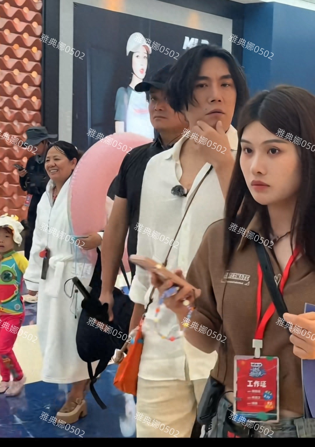 伊能静快管管你老公,秦昊留长发梳小辫发型像大妈,气质太油腻了