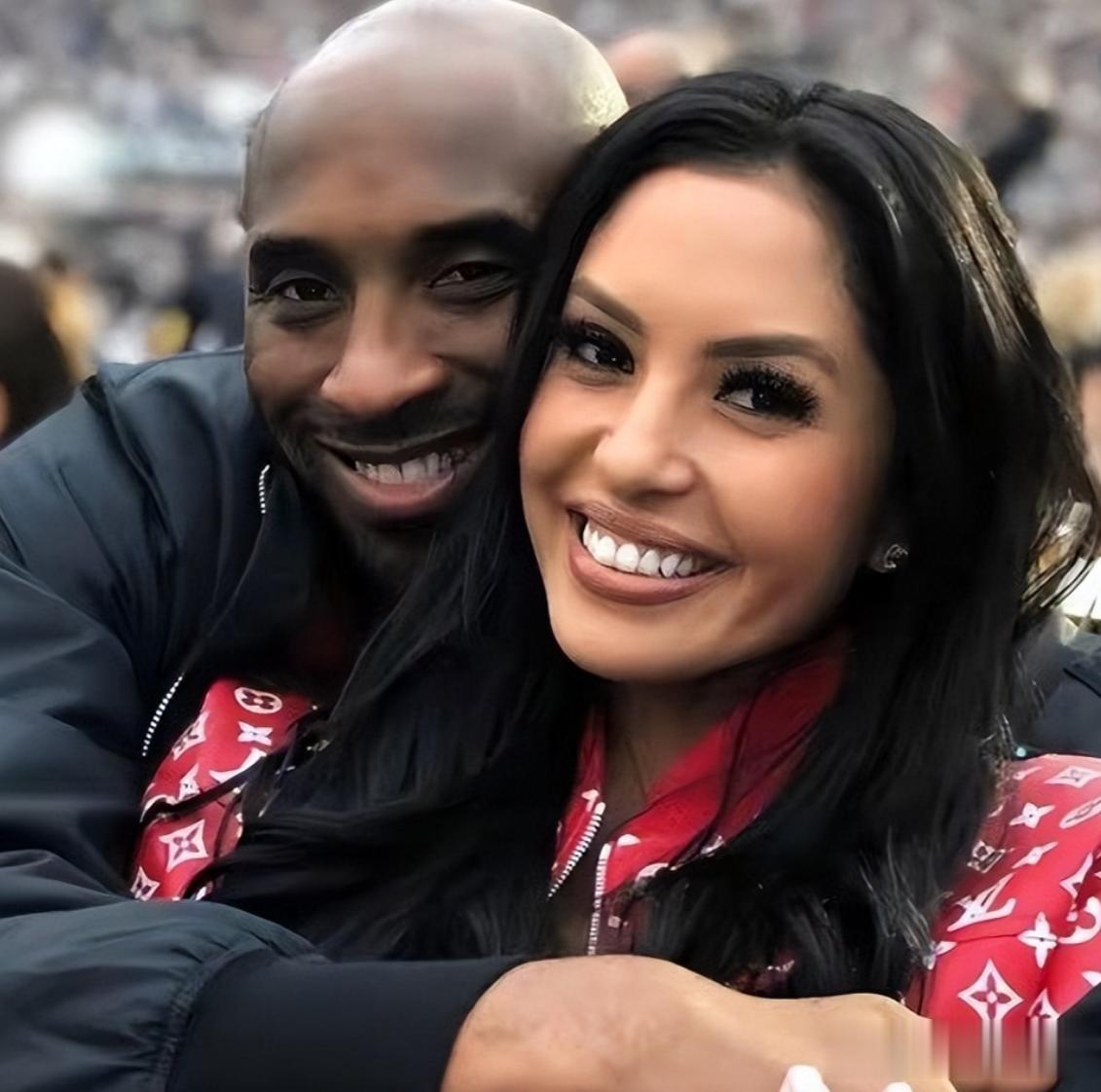 43岁瓦妮莎晒全家福！减重60斤依旧美艳没再婚，3个女儿都像科比