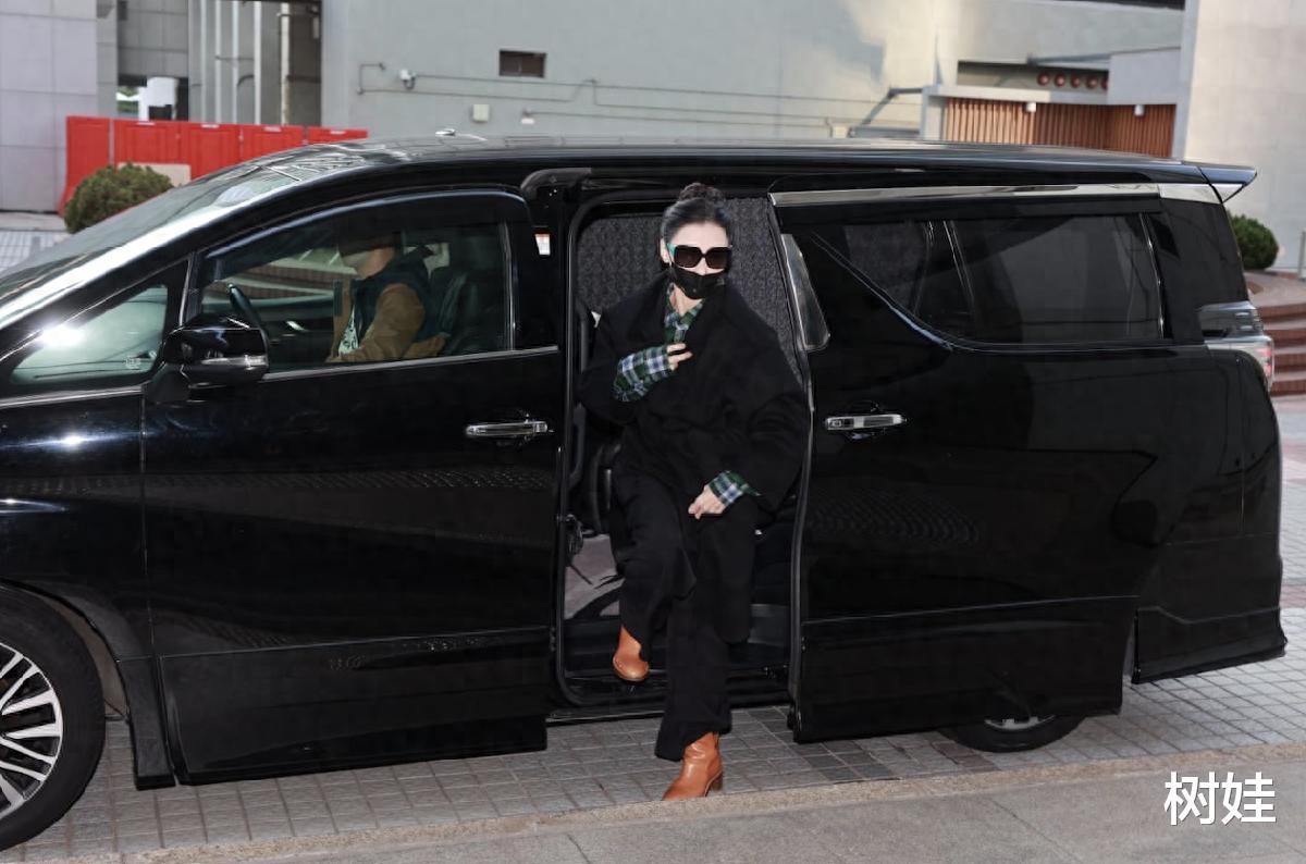 张柏芝第三度现身法庭，打扮时尚精致仍难掩身心疲惫，余毓兴也在