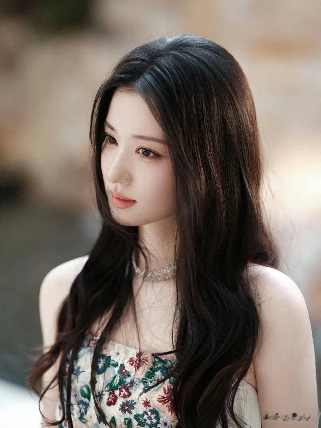 王楚然骨相出众，气质淡雅，美的让人移不开眼！