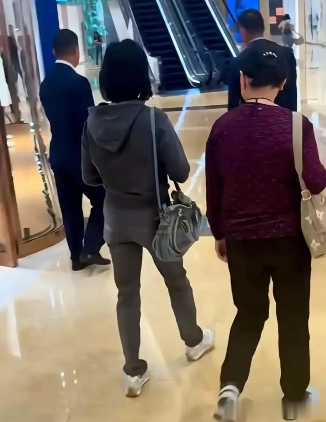 何超琼大年初二逛商场!一身运动装,包包是十多年前的款,好低调