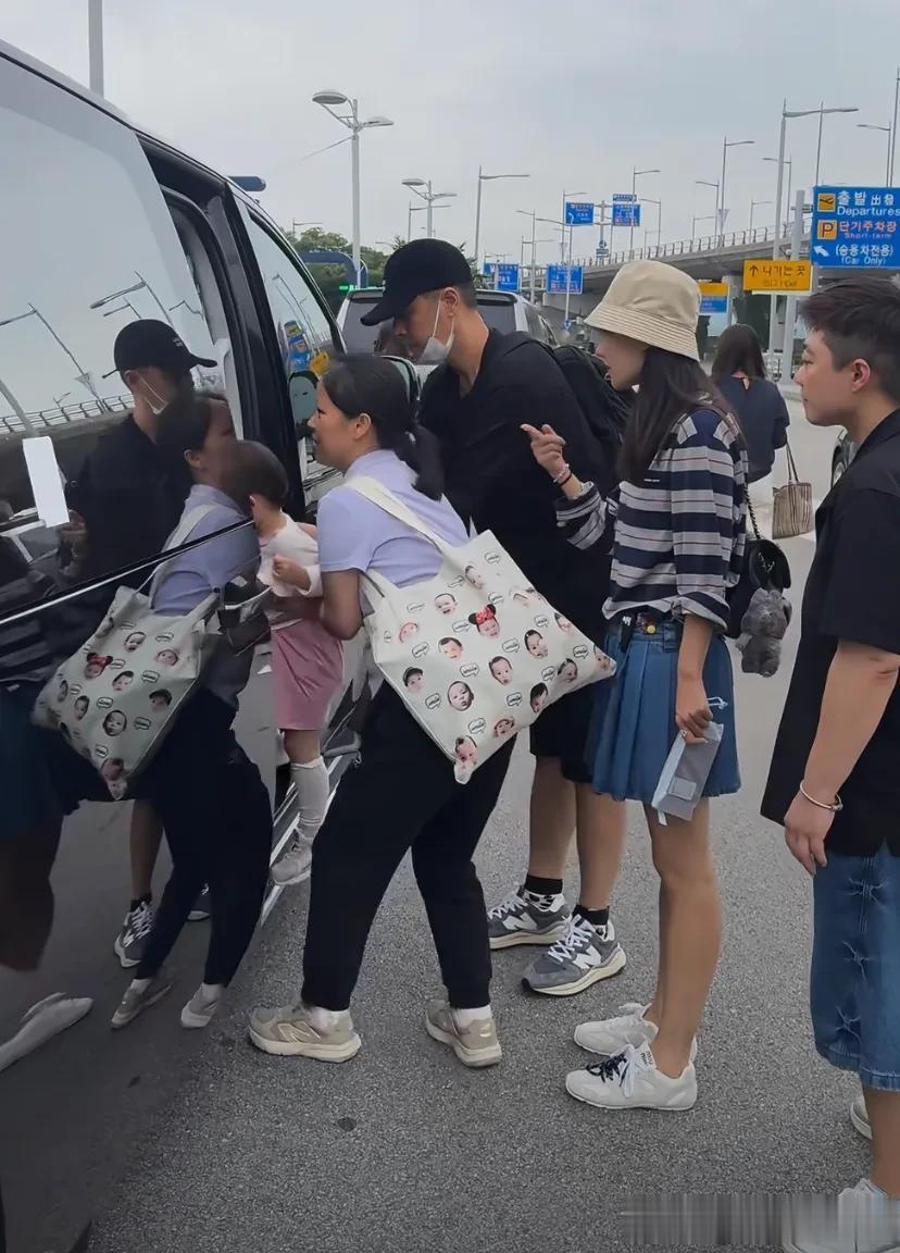 任重孙骁骁一家三口被偶遇，女儿全程保姆照顾，两人路人缘都挺差