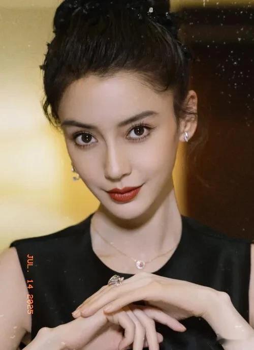 爱马仕总监晒与Angelababy合影，小海绵出镜，网友：眉眼像黄晓明