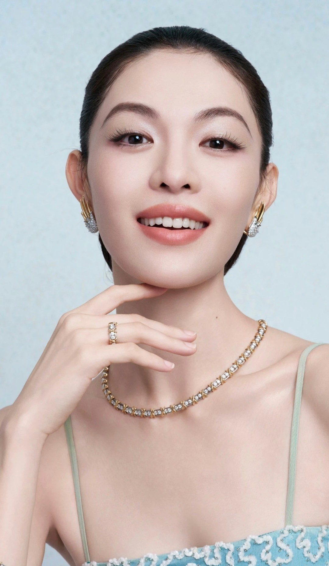 穿青绿裙子的钟楚曦