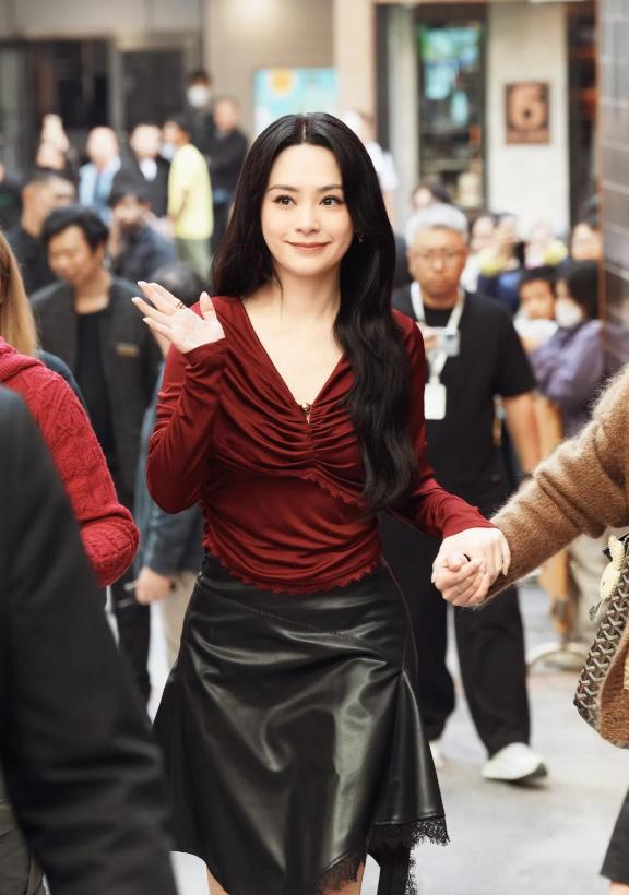 Twins合体出席开幕现场！44岁阿娇状态好美，阿Sa谈健身男友变胖