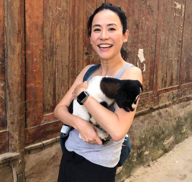 TVB两大视后被传不和，如今再被引关注，两人合照力证感情不算差！