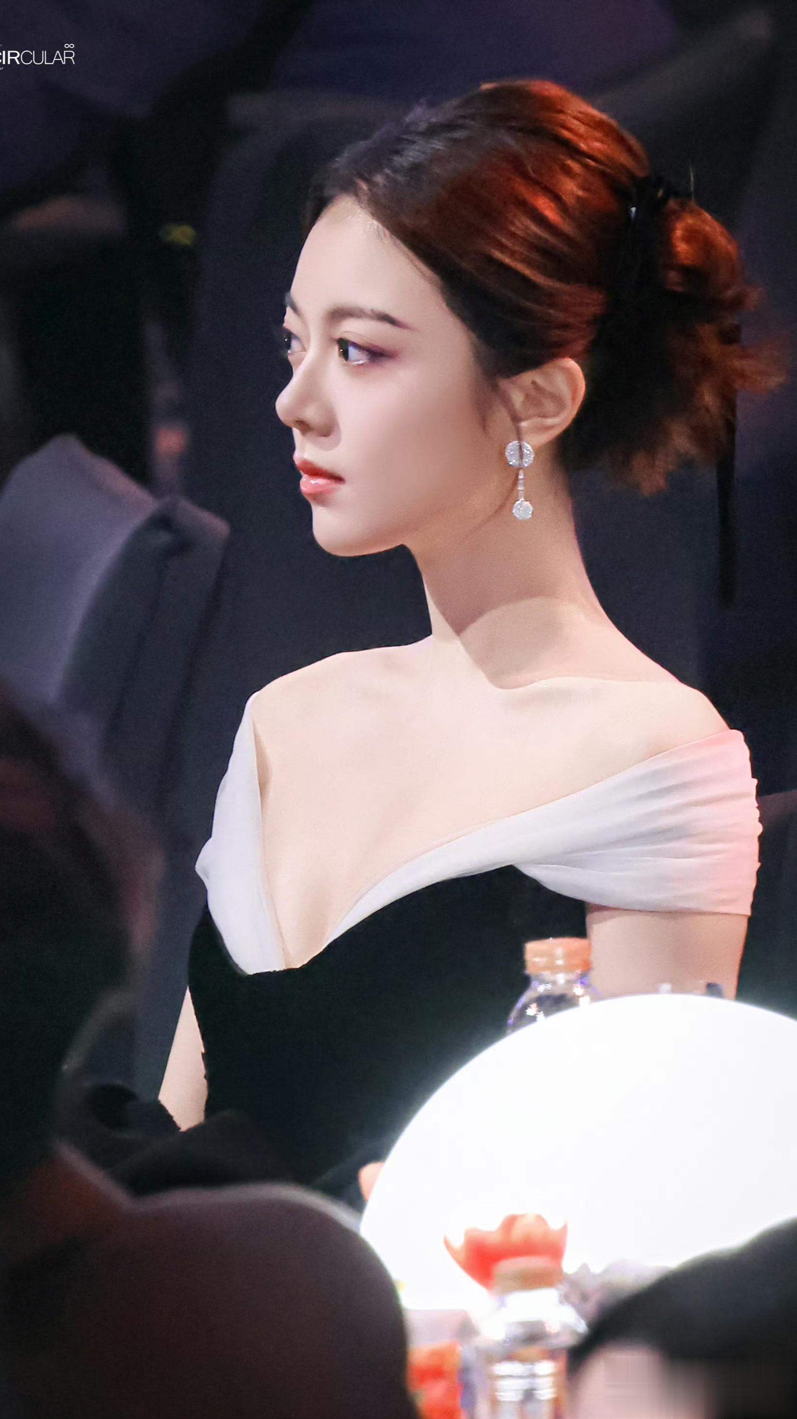 赵今麦 爱奇艺尖叫之夜，大气骨相美与惊艳造型成为焦点。