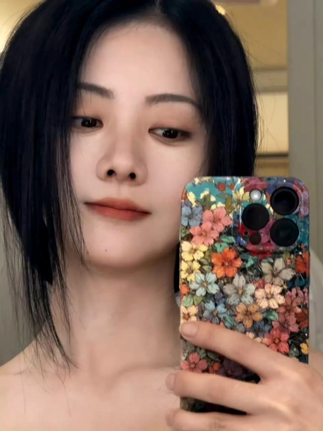 谭松韵晒限定冷白皮 仅供不参考