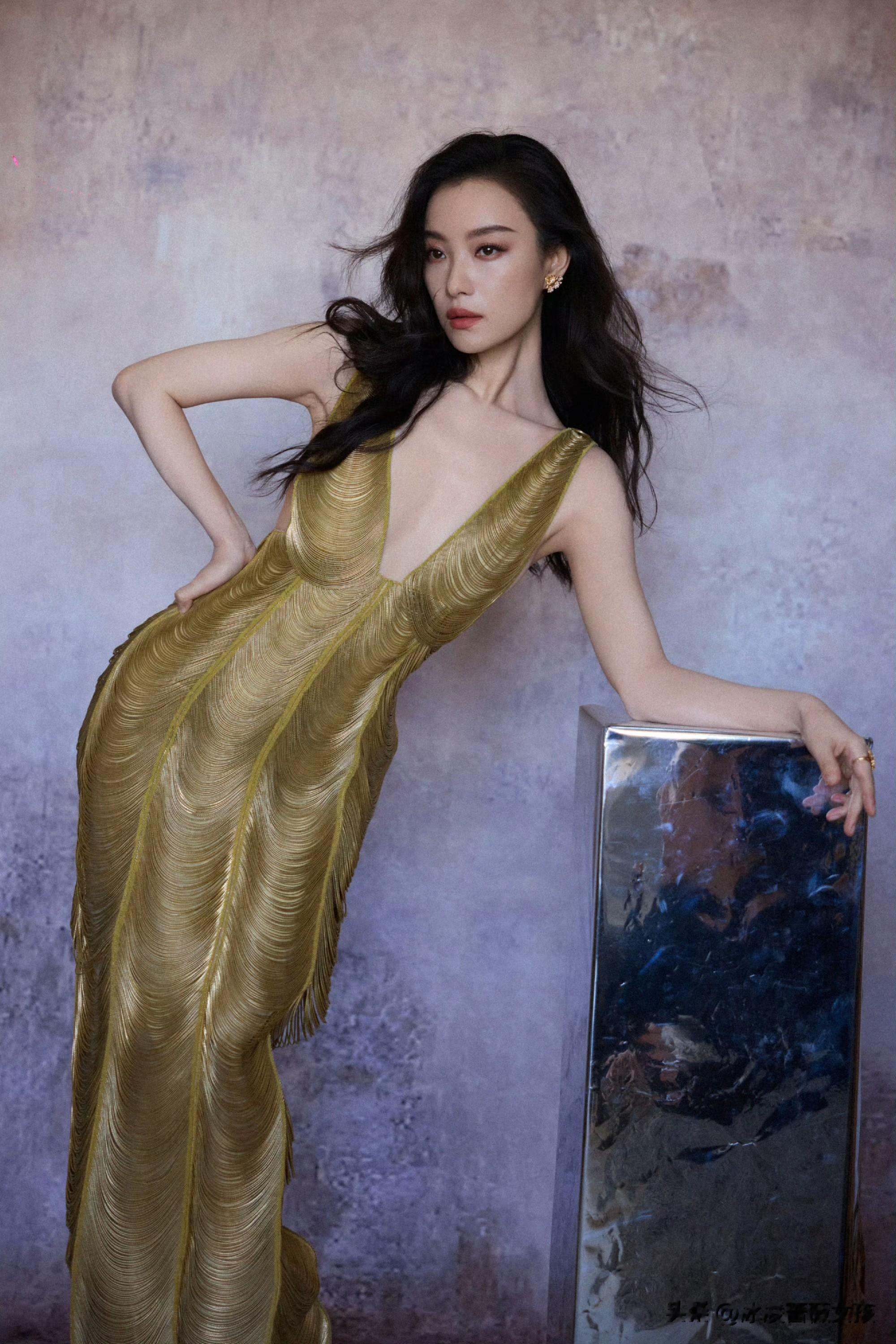 倪妮金色礼服大片美炸，冷艳与柔媚交织的氛围感女王