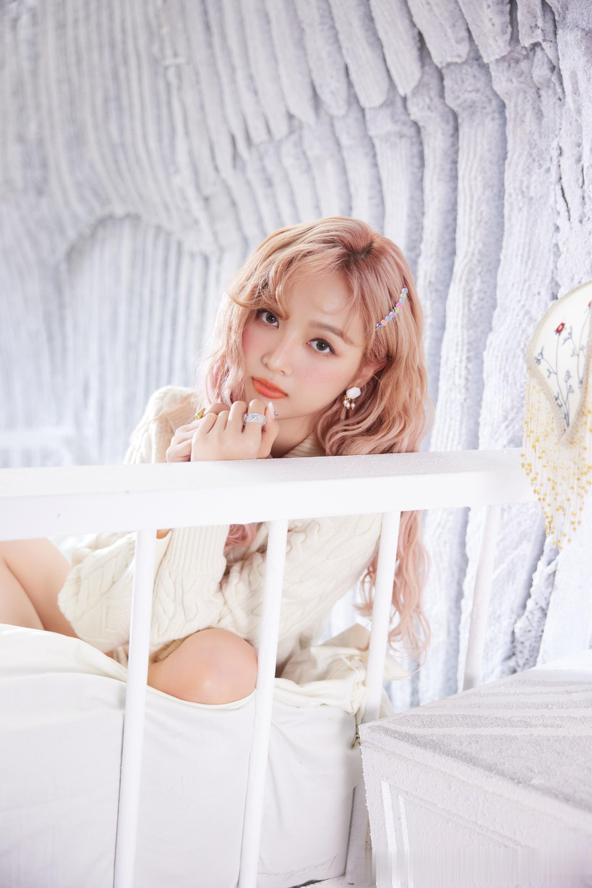 吴宣仪粉发甜系风,奶油系穿搭解锁梦幻少女心