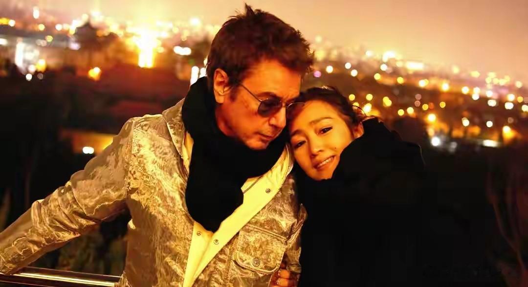 59岁巩俐带77岁老公逛北京，打卡中轴线，甜蜜互动好般配