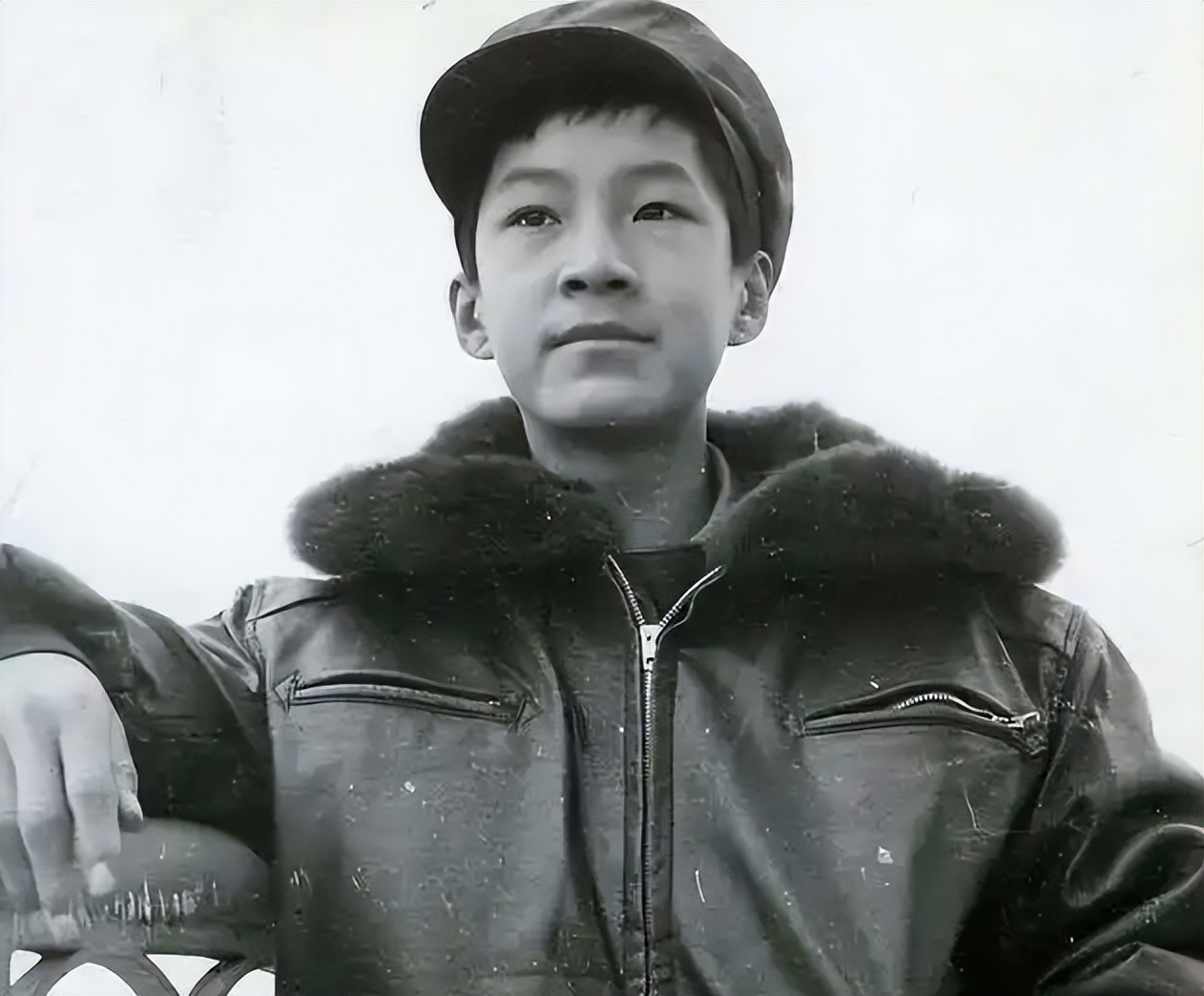 63岁冯远征带71岁妻子回老家，两人牵手逛景点，梁丹妮短发好利落