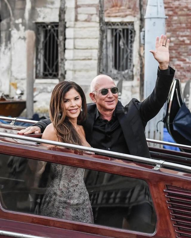 桑切斯贝佐斯婚礼第三天，他俩牵手出街，她换上纪梵希去婚礼派对