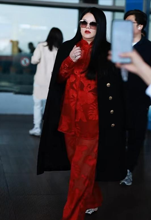 李湘王岳伦一同回国，拎4万手提包，看她全身照被吓到：真像座山