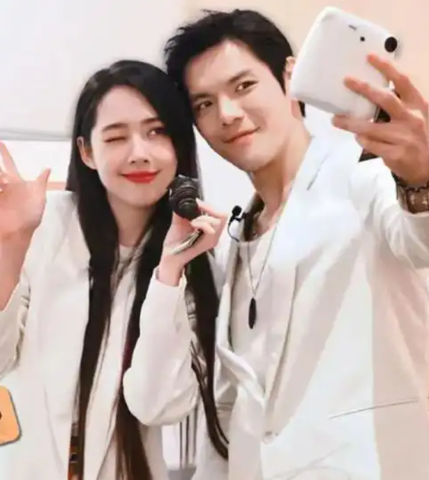 前后仅差1小时！向佐新动向曝光，终究，连偶像刘德华也没忍住