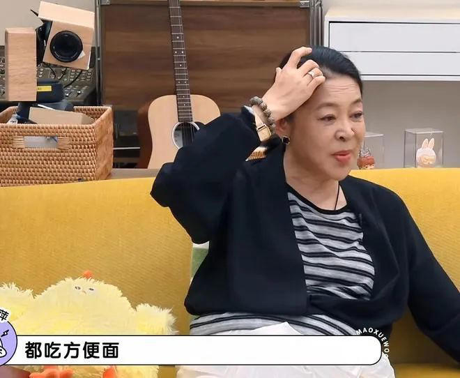 倪萍自曝录综艺8个人吃一条鱼，和蔡明抢不到菜，66岁饿到吃泡面充饥