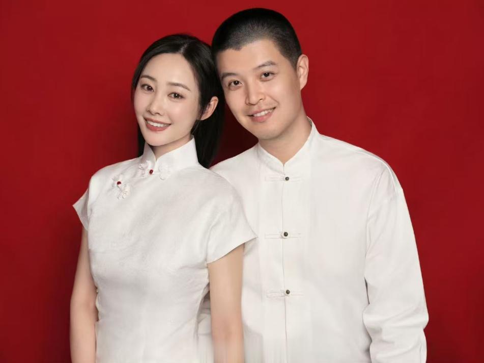 恭喜!李纯马頔官宣结婚,晒结婚照秀幸福,马頔嘟嘴亲老婆好萌